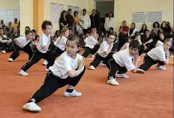 国外武术学生穿飞跃鞋 国外武术学生穿飞跃鞋